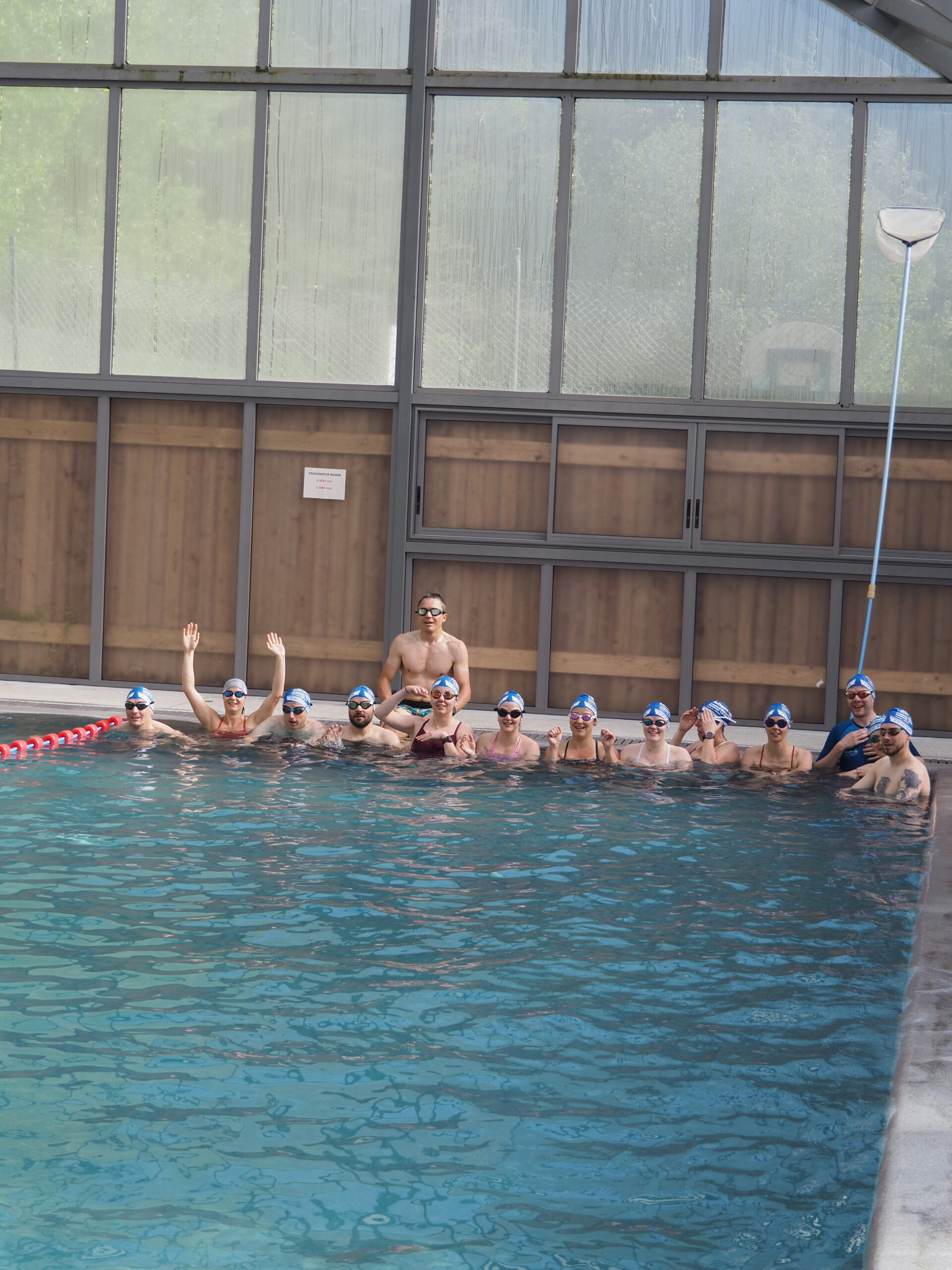 Groupe d'athlètes du club Thonon Triathlon prêts pour l'entraînement de natation